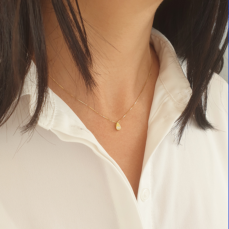 Additional image of A drop-shaped gold pendant set with a real diamond