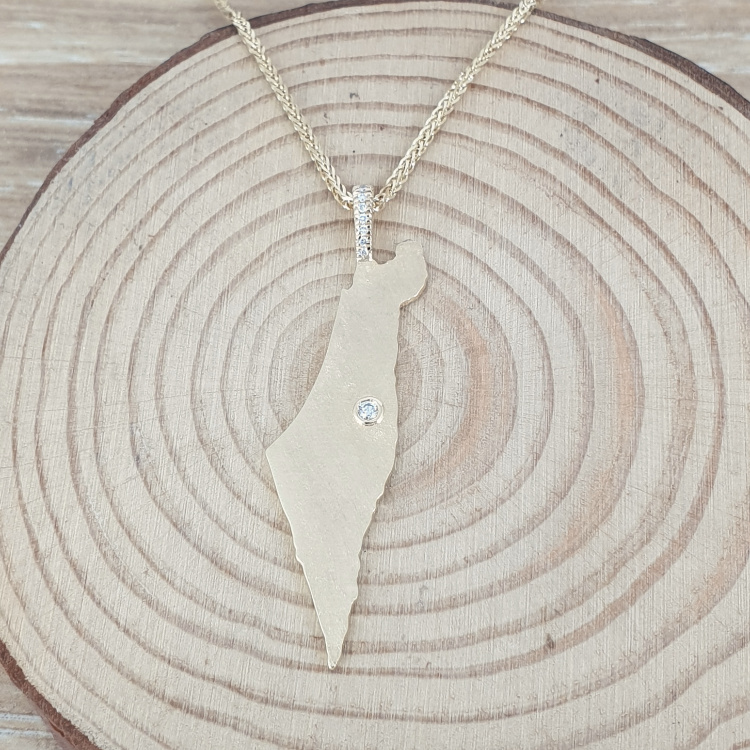 תמונה נוספת של התכשיט תליון מפת ארץ ישראל משובץ יהלומים על המתלה ובירושלים