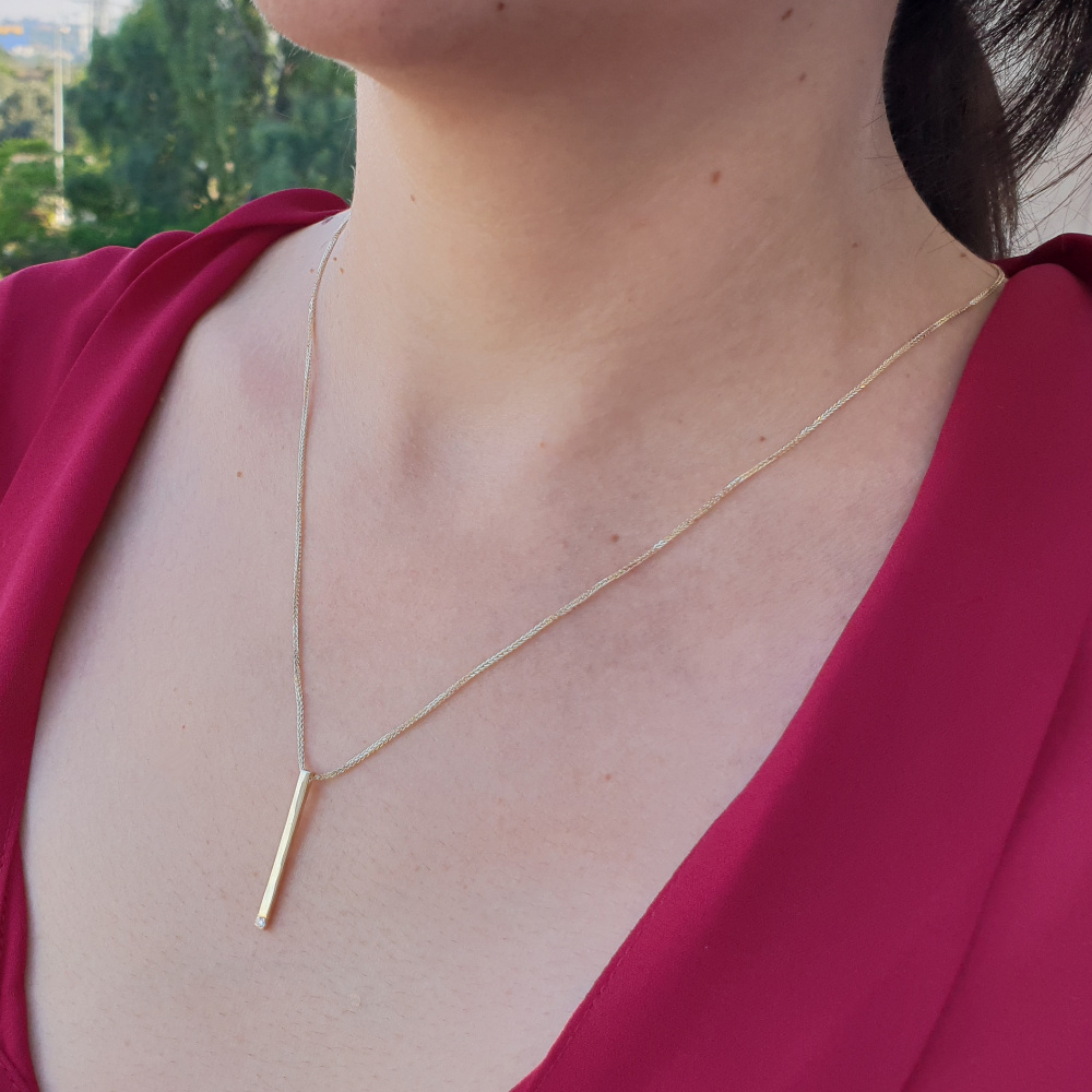 Realistic picture of Gold strip pendant with a Diamond
