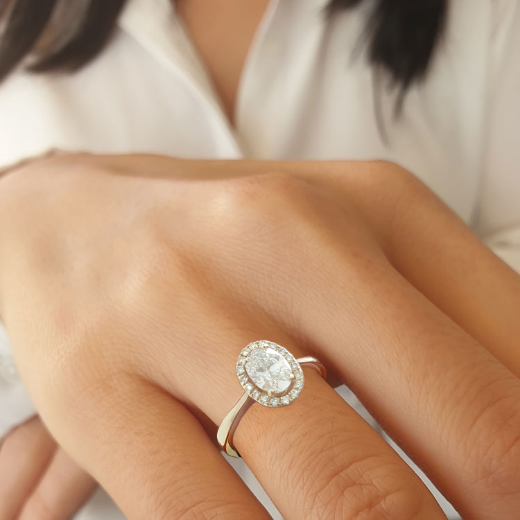 תמונה אמיתית של טבעת אירוסין משובצת יהלום אובל