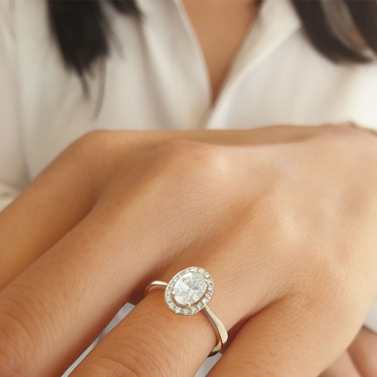 תמונה נוספת של התכשיט טבעת אירוסין משובצת יהלום אובל