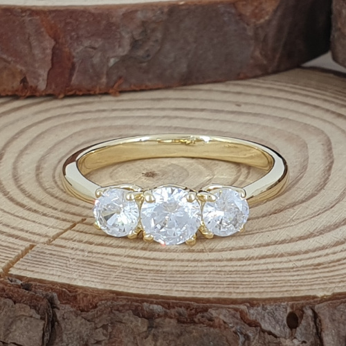 תמונה אמיתית של טבעת אירוסין דגם שלוש אבנים 