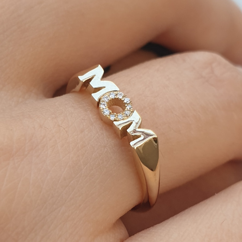 תמונה נוספת של התכשיט טבעת MOM עשויה זהב ומשובצת יהלומים
