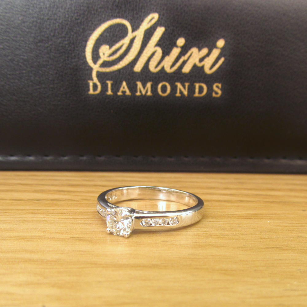 תמונה אמיתית של טבעת אירוסין-מלאה בנוחכות