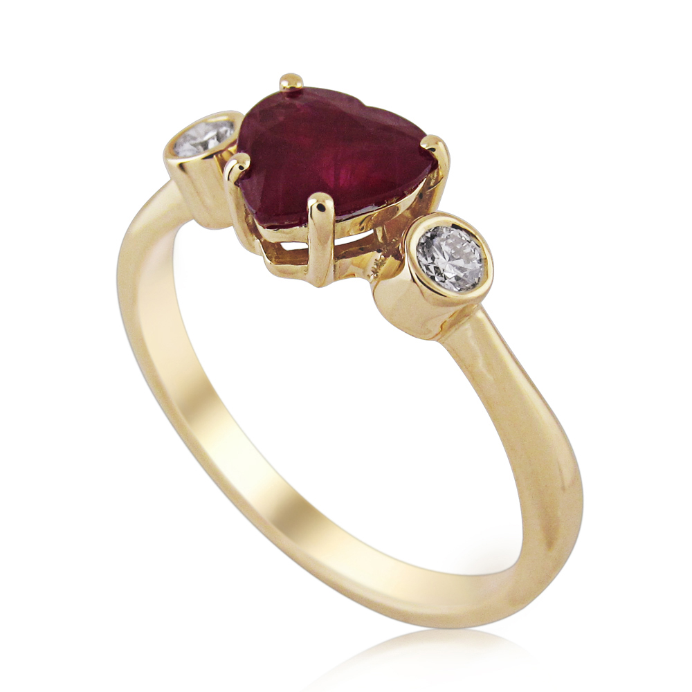 טבעת משובצת אבן חן גרנט גדולה בצורת לב ויהלומים בצדדים
