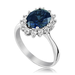 טבעת דיאנה משובצת אבן ספיר כחולה ו14 יהלומים מסביב