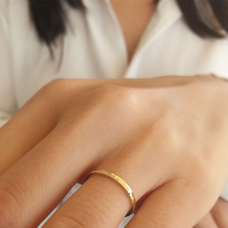 תמונה אמיתית של טבעת נישואין מרוקעת עדינה לגבר ולאישה