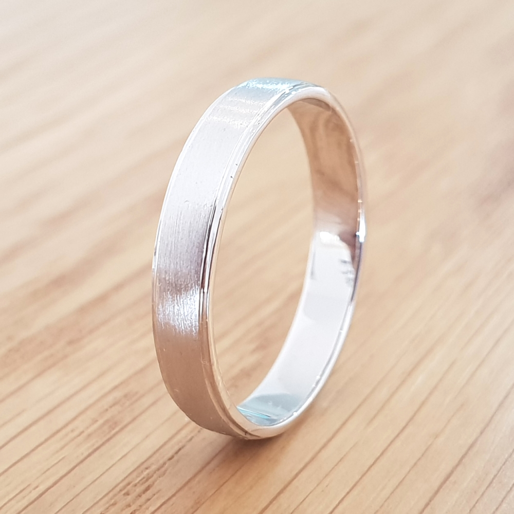 תמונה אמיתית של טבעת נישואין בגימור מט ושוליים מבריקים
