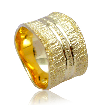 טבעת נישואין רחבה עם פסים מבריקים ונצנצים בצדדים