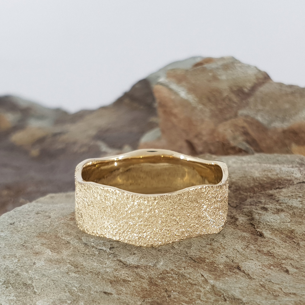 Realistic picture of 14k gold wedding ring with glitter and wavy border