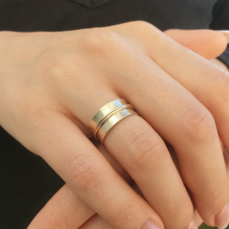 תמונה נוספת של התכשיט טבעת נישואין קעורה עם חישוקים