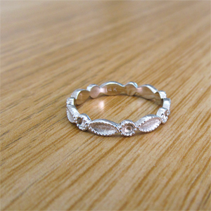 תמונה אמיתית של טבעת נישואין מיוחדת בסגנון עתיק-מזהב לבן