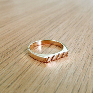 טבעת בסגנון חותם עם פסים אלכסוניים