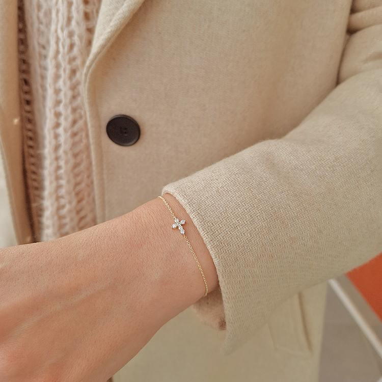 Additional image of Solid Gold Cross Bracelet with Natural Diamonds – Elegant Design & Perfect Gift